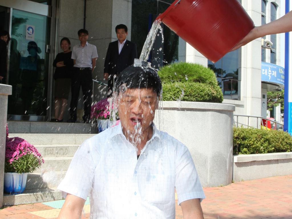 이성복 군의회 의장 아이스버켓 챌린지 미션수행