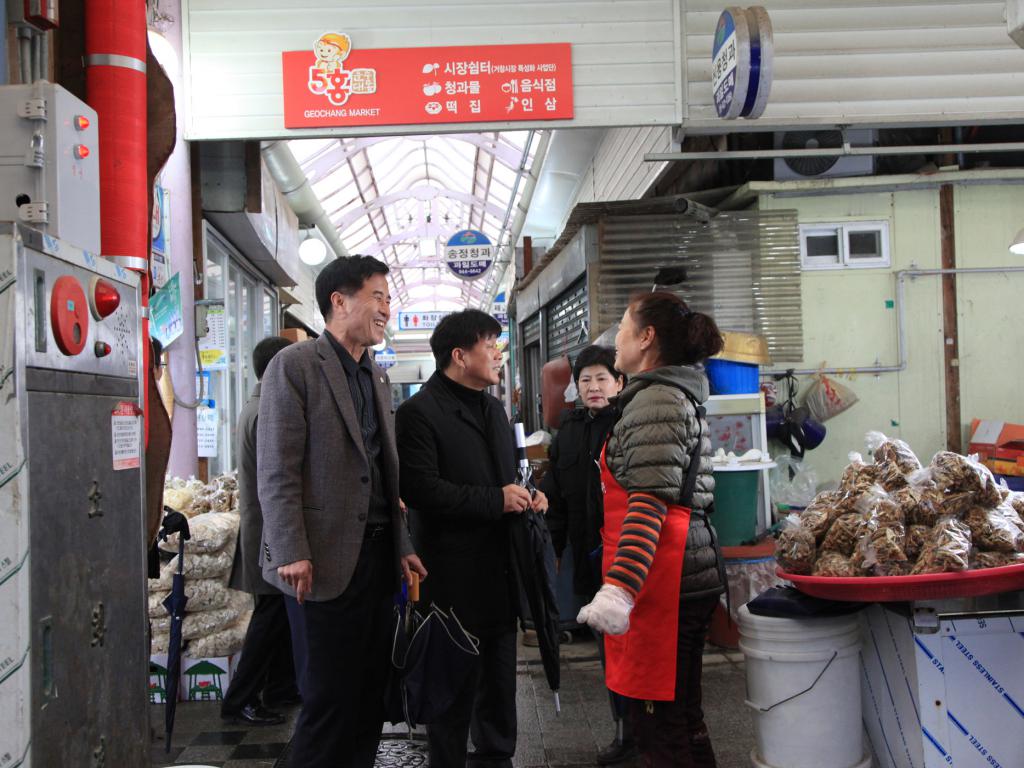 거창군의회 의원들이 재래시장 방문하여 상인 격려