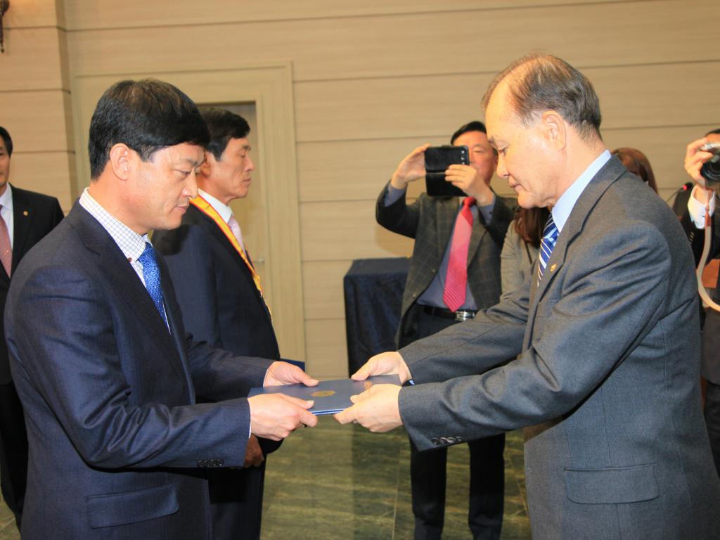 이성복 의장 재향군인회 휘장 수여